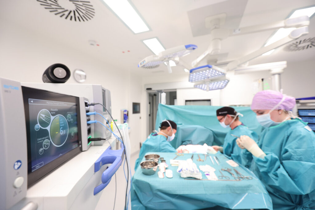 Plastmed Privatklinik Einblick in den OP-Bereich bei Plastmed Düsseldorf mit mehreren Ärzten und Assistentinnen in Kitteln