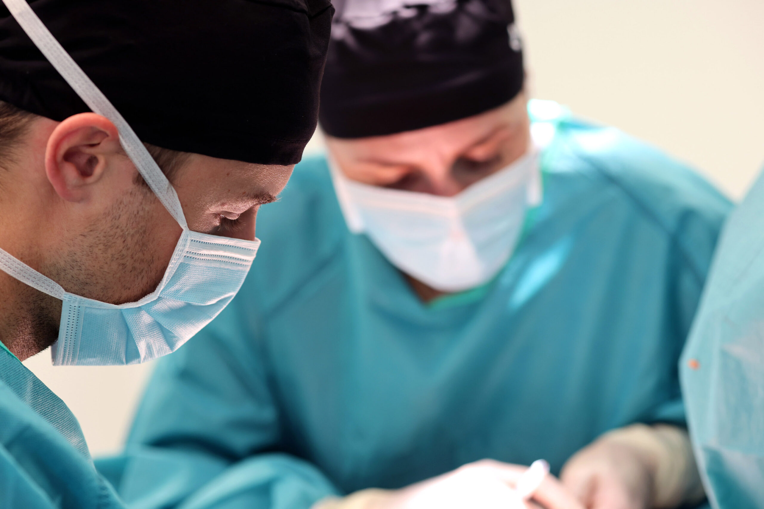 Einblick in den OP-Bereich bei Plastmed Düsseldorf mit mehreren Ärzten und Assistentinnen in Kitteln