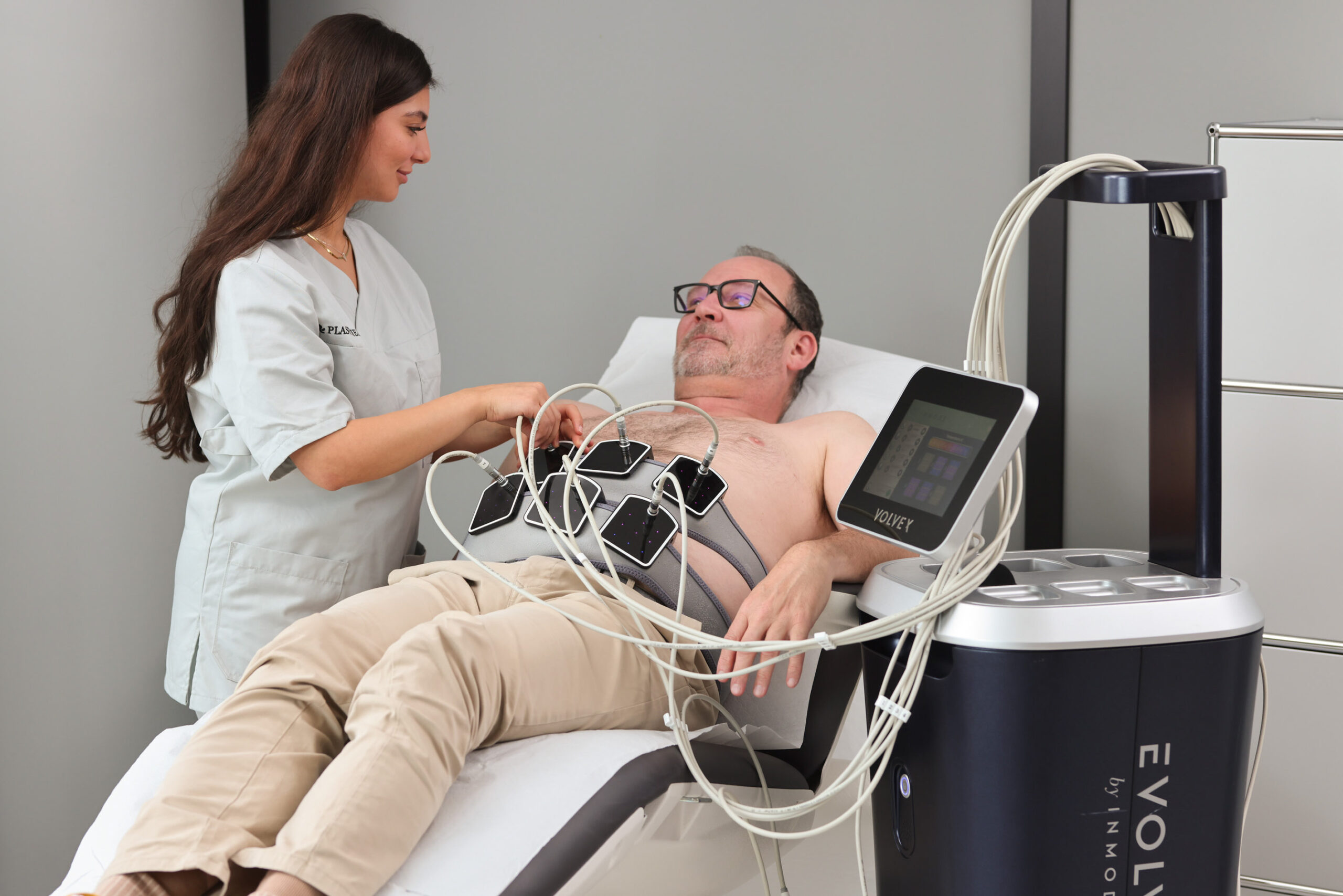 Mann bekommt eine Evolve Transform – Körpertransformation bei Plastmed Düsseldorf, durchgeführt von einer freundlichen Ärztin