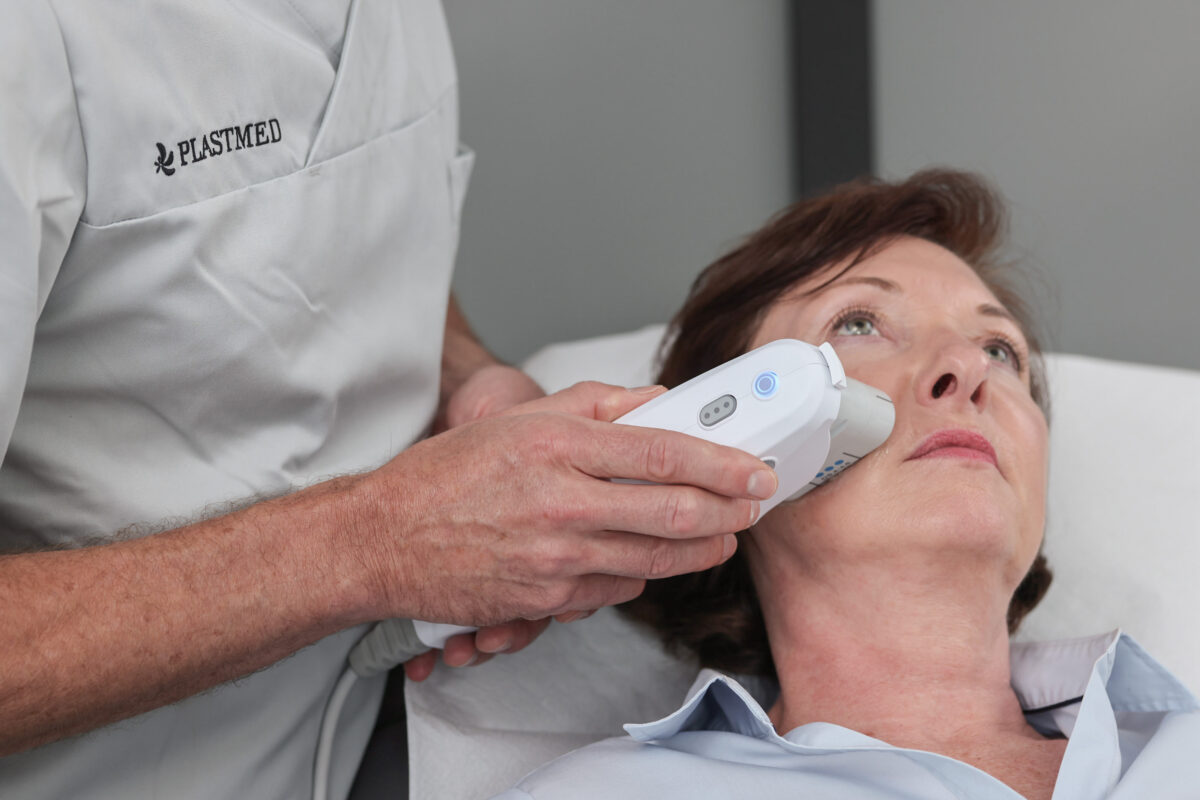 Frau bekommt Hautstraffung mit Ultherapy® bei Plastmed Düsseldorf, durchgeführt von Dr. med Andreas Arens-Landwehr