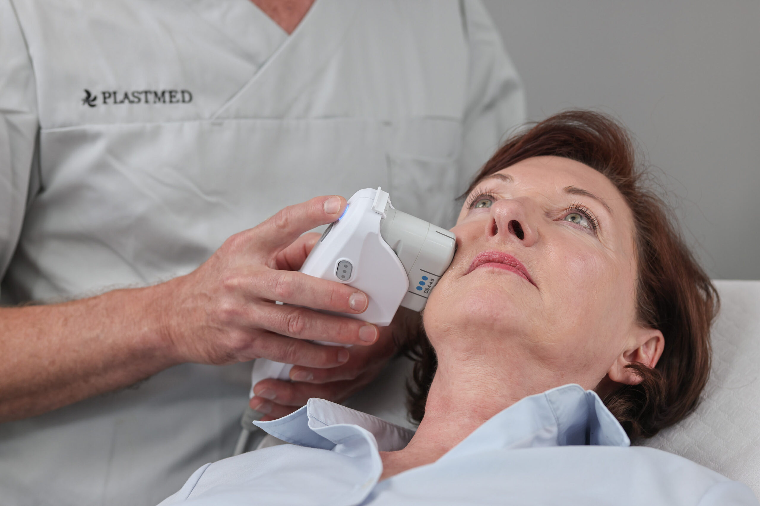 Frau bekommt Hautstraffung mit Ultherapy® bei Plastmed Düsseldorf, durchgeführt von Dr. med Andreas Arens-Landwehr