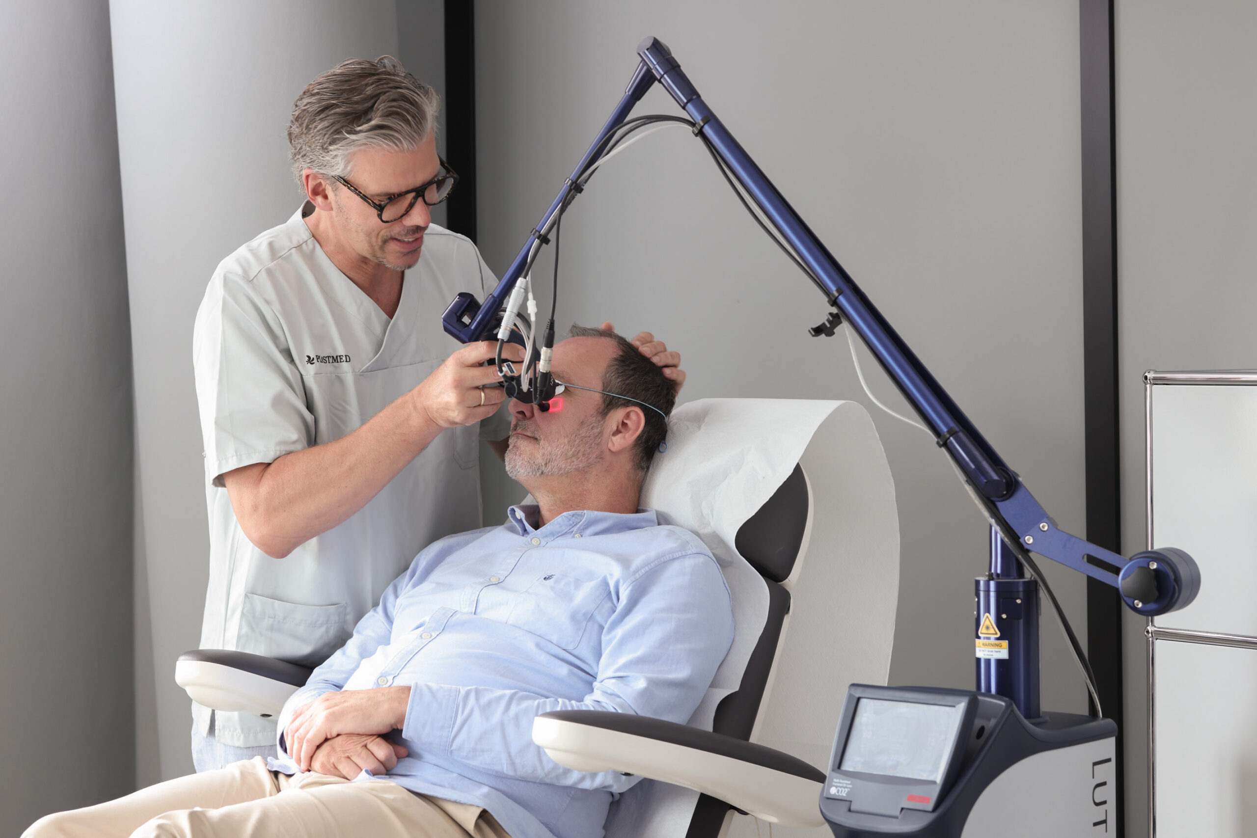 Mann bekommt CO2-Laserbehandlung der Stirn bei Plastmed Düsseldorf, durchgeführt von Dr. med. Jens Diedrichson