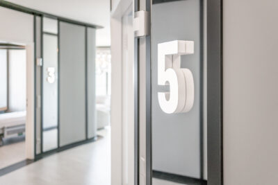 Detail Zimmernummer im Flur der Plastmed Privatklinik in Düsseldorf