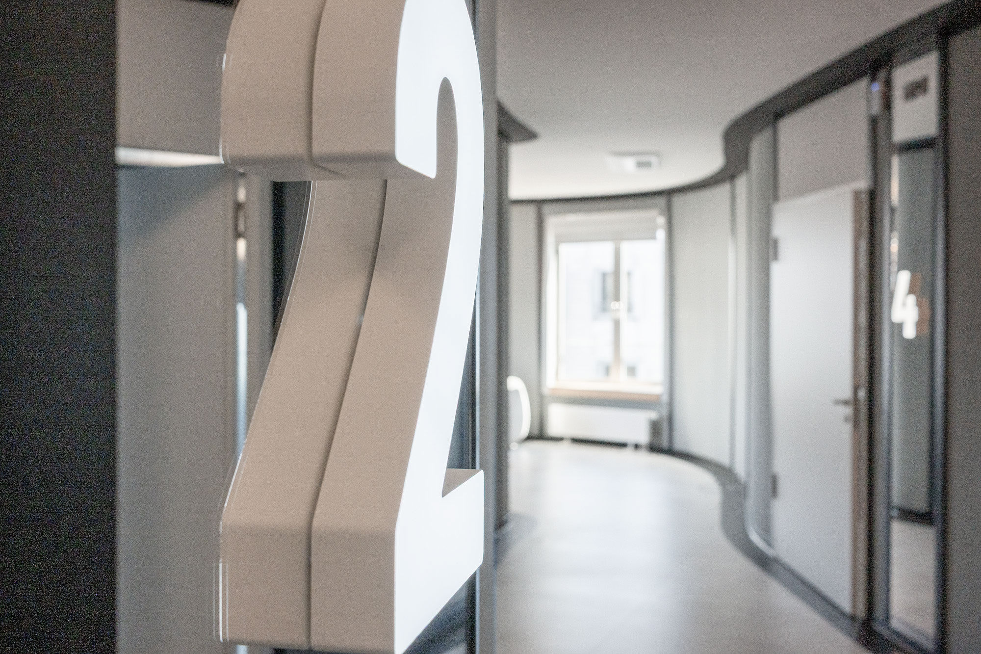 Detail Zimmernummer im Flur der Plastmed Privatklinik in Düsseldorf