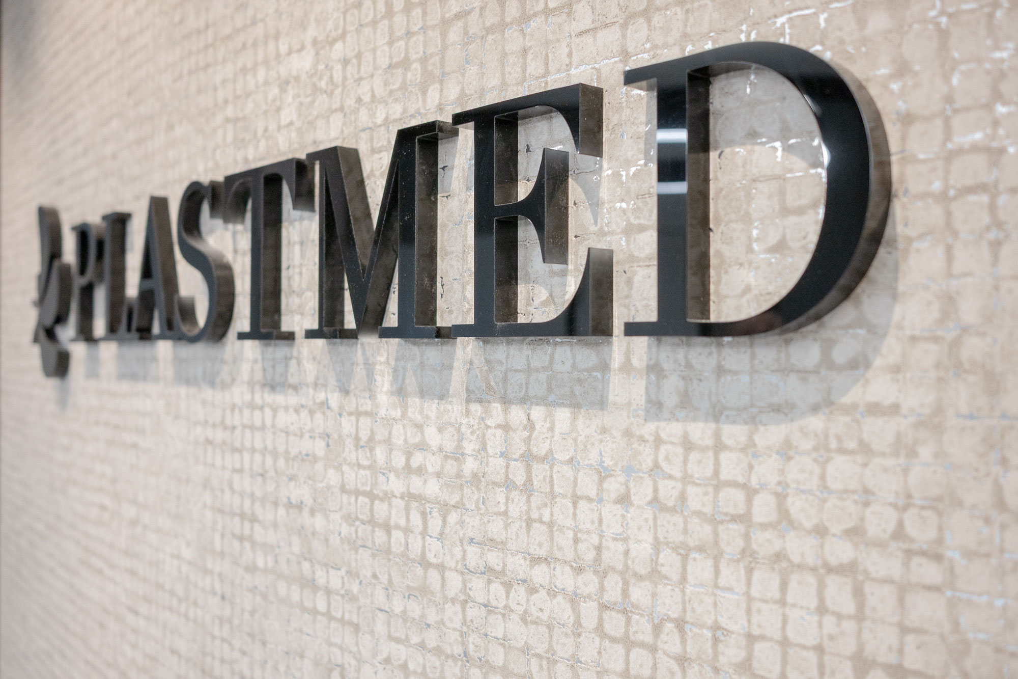 Logo Schriftzug der Plastmed Privatklinik in Düsseldorf