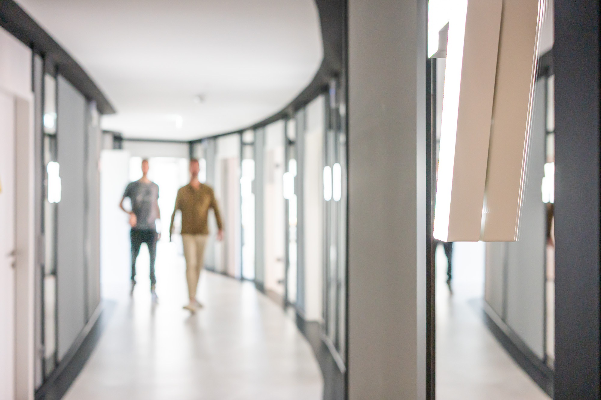 Flur mit zwei verschwommenen Personen in Bewegung in der Privatklinik in Düsseldorf