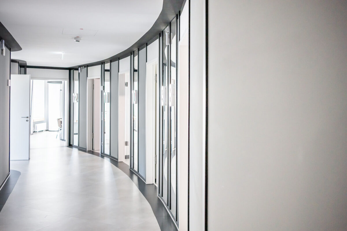 Flur der Plastmed Privatklinik in Düsseldorf