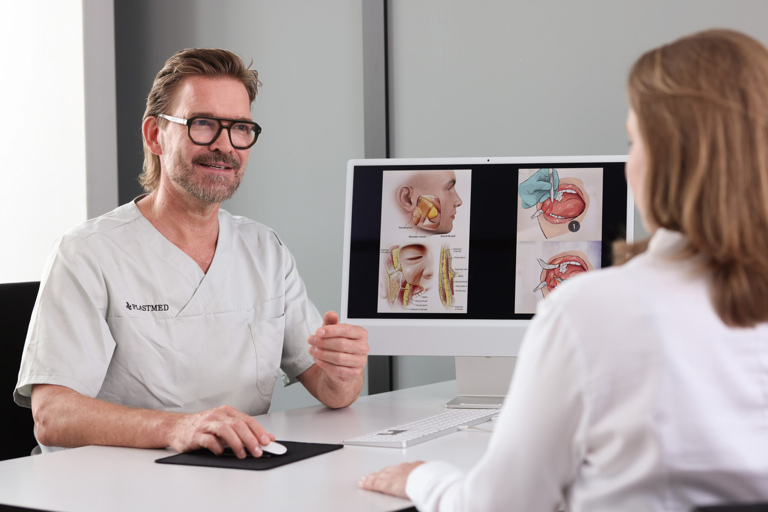 Frau wird beraten zu Bichektomie bei Plastmed Düsseldorf, von Dr. med. Andreas Arens-Landwehr