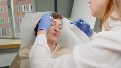 Frau bekommt Botulinum-Bahandlung bei Plastmed Düsseldorf, durchgeführt von Dr. med Stephanie Schöpe-Jansen