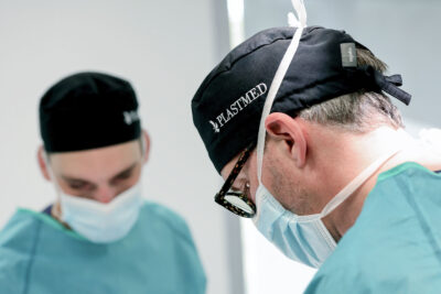 Einblick in den OP-Bereich bei Plastmed Düsseldorf mit mehreren Ärzten und Assistentinnen in Kitteln